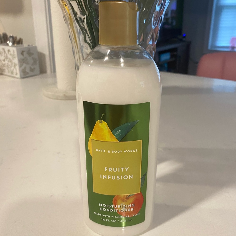 Bath & Body Works Fruity Infusion Moisturizing Conditioner - White